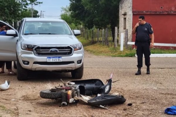 Un hombre en grave estado tras el choque entre una moto y una camioneta