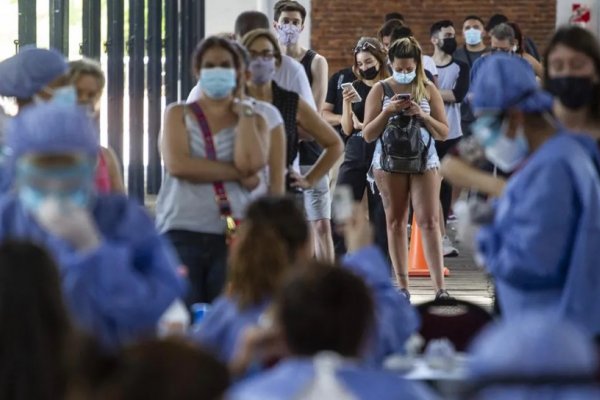 Coronavirus en Argentina: con 19.416 nuevos contagios, los casos positivos bajaron 52,6% en los últimos siete días