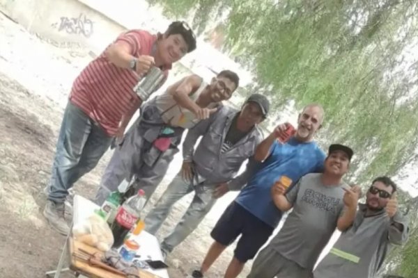 Neuquén: un jubilado perdió su billetera y les regaló un asado a los obreros que la encontraron