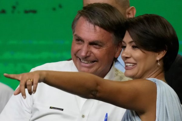 Jair Bolsonaro teme ser inhabilitado e impulsa la figura de su esposa