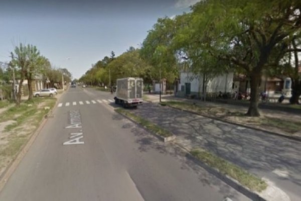 Corrientes: un remis y un colectivo chocaron sobre la avenida Armenia