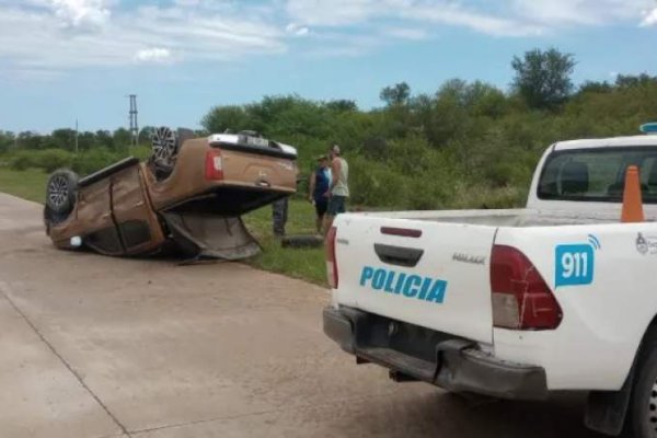 Una camioneta volcó tras chocar contra un auto sobre Ruta 9