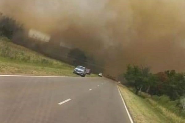 Alerta en Corrientes: un incendio provocó el corte total de Ruta 12