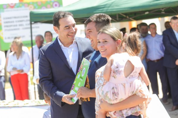 En Ituzaingó, Valdés entregó viviendas y anunció la construcción de un colegio