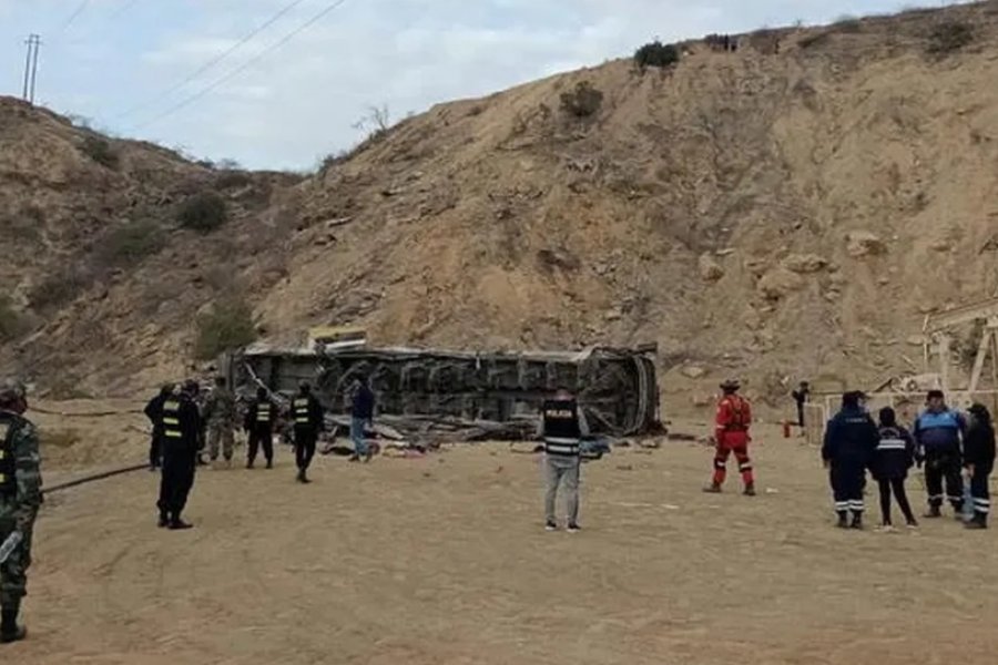 Perú: un micro que transportaba 60 pasajeros cayó al vacío en el desierto de Piura y hay al menos 25 muertos