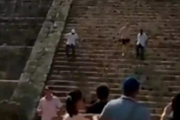 Se subió a la pirámide de Chichén Itza y lo bajaron de un palazo en la cabeza