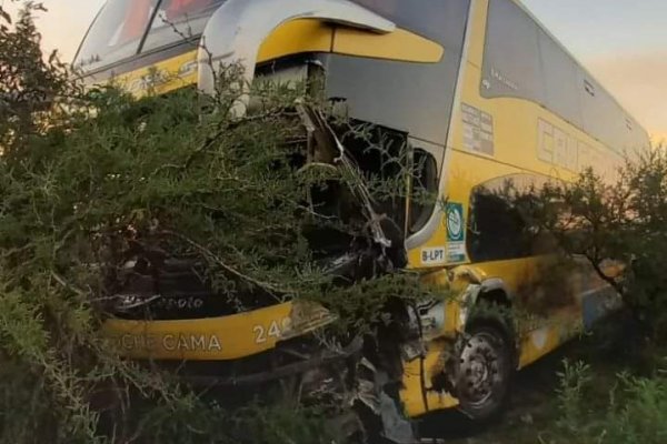 Corrientes: un hombre murió tras un choque fatal entre un colectivo y una camioneta