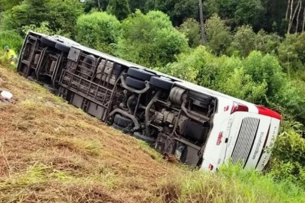 Brasil: una argentina y su hijo de tres años murieron tras desbarrancarse el micro en el que viajaban