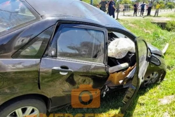 Corrientes: Una mujer está grave tras despistar con su auto y chocar contra postes de luz