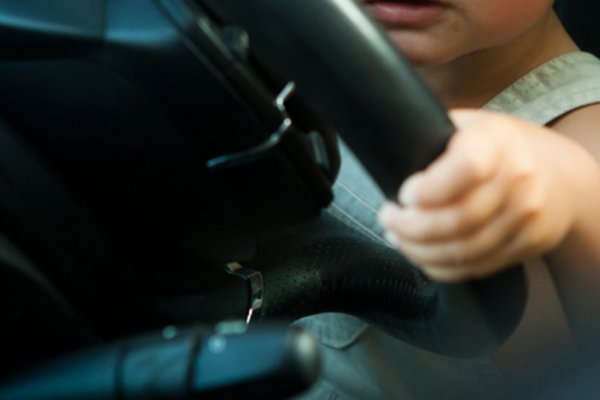 Suspenderán las licencias a los automovilistas que permitan manejar a niños