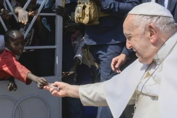 Un nene de Sudán del Sur le entregó una limosna al papa Francisco