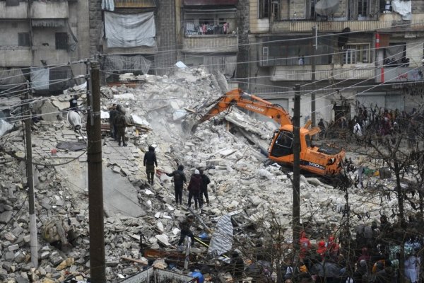 Un terremoto en Turquía y Siria dejó más de 600 muertos y miles de heridos