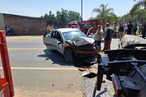 Cuatro personas resultaron heridas luego de que un auto chocara contra un camión estacionado