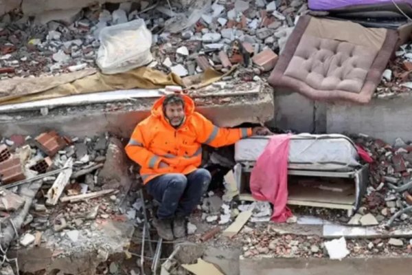 Tras el terremoto en Turquía, un padre sostuvo la mano de su hija muerta