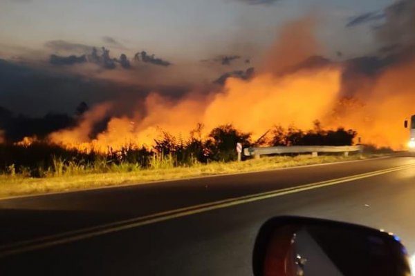 Tránsito cortado sobre Ruta Nacional 118 por un voraz incendio en Corrientes