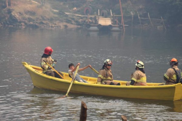 Un chico de 13 años trasladó en bote a un equipo de bomberos que combatía los incendios en Chile