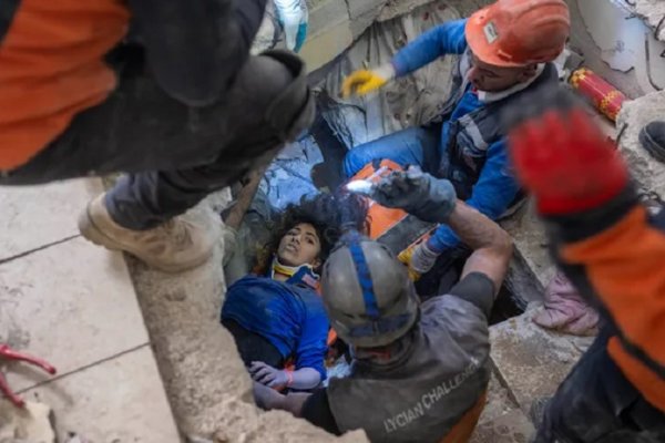 Terremoto: rescataron a tres niños que estuvieron tres días bajo los escombros