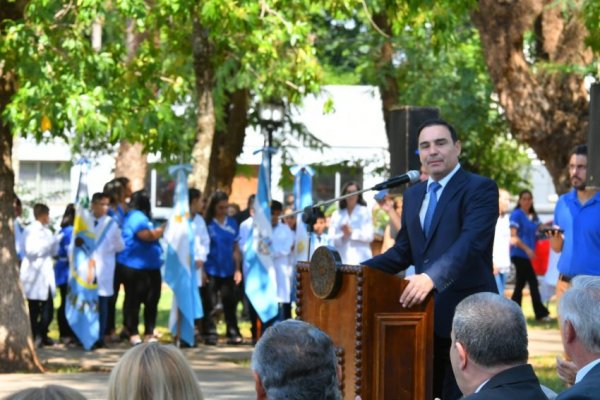 Gustavo Valdés se comprometió a reconstruir una escuela quemada en Alvear