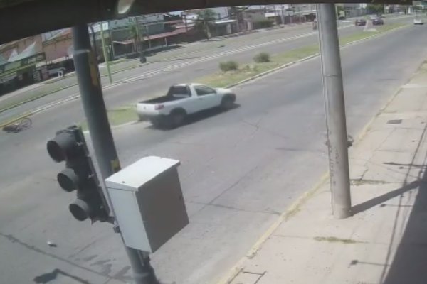 Corrientes: automovilista chocó a dos personas que iban en moto y huyó
