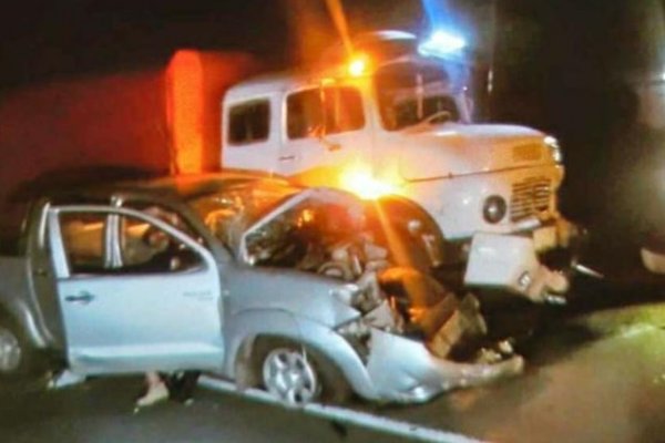 Choque frontal entre un camión y una camioneta