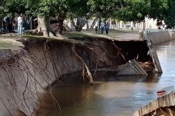 El socavamiento en la costanera de Goya se extendió por cuatro cuadras