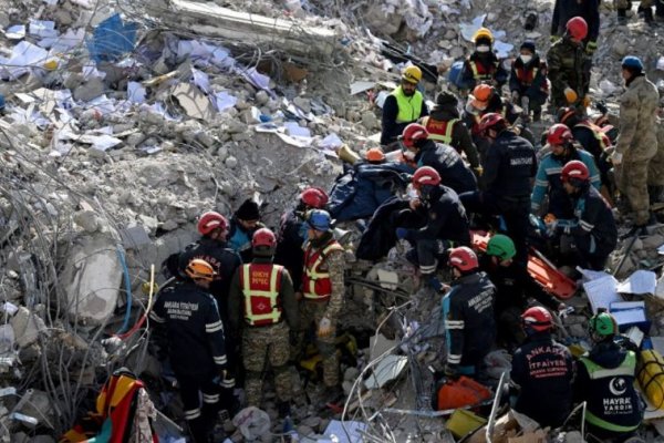 Turquía: rescataron a tres personas que pasaron casi 198 horas bajo los escombros