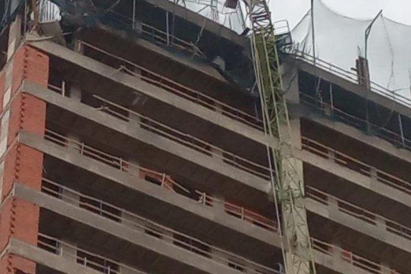 Una grúa cayó desde una de las torres en construcción en la Costanera correntina