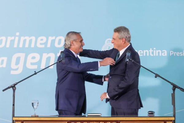 Alberto Fernández le tomó juramento a Agustín Rossi como jefe de Gabinete