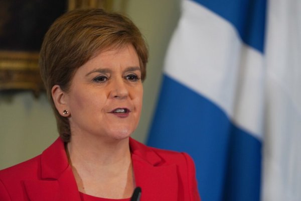 La primera ministra de Escocia Nicola Sturgeon anunció su renuncia al cargo