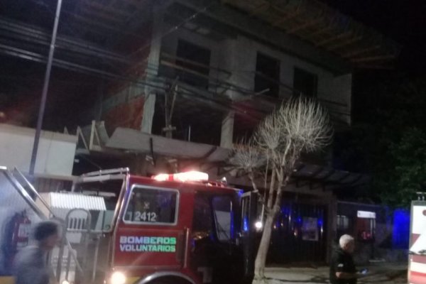 Susto en la noche por un incendio en el 8° piso de un edificio en construcción