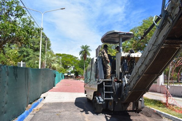 Comenzaron los trabajos para reasfaltar las calles que rodean a plaza La Cruz