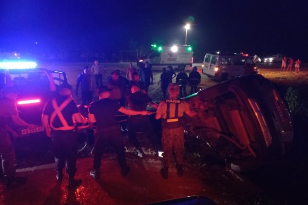 Rescataron a los ocupantes de una camioneta que perdió el control y terminó al borde un zanjón