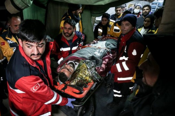 Un hombre fue rescatado en Turquía tras estar 278 horas bajo los escombros