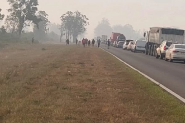 Se desató un incendio y cortaron la Ruta Nacional Nº 12