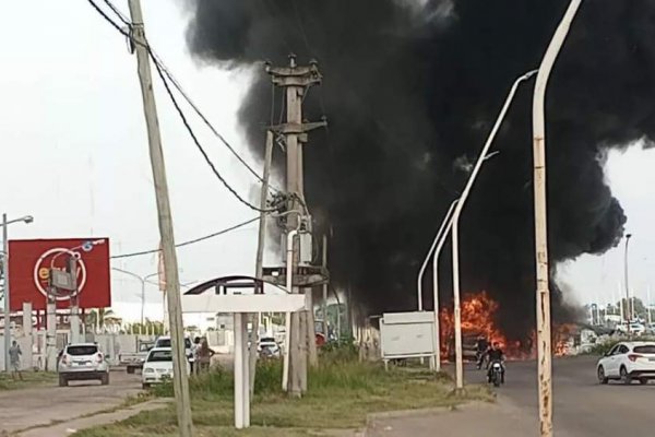 Se incendió un colectivo en la colectora de Ruta Nacional 16