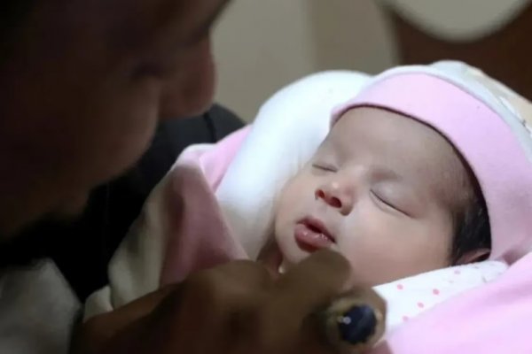 La beba que nació bajo los escombros en Siria fue adoptada por sus tíos