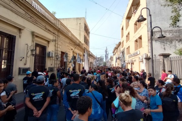 Corrientes: pedido de útiles escolares frente al Ministerio de Educación