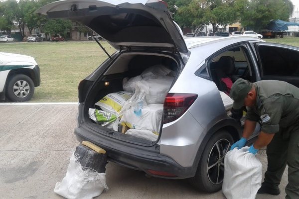 Abandonan camioneta cargada con 532 kilos de marihuana