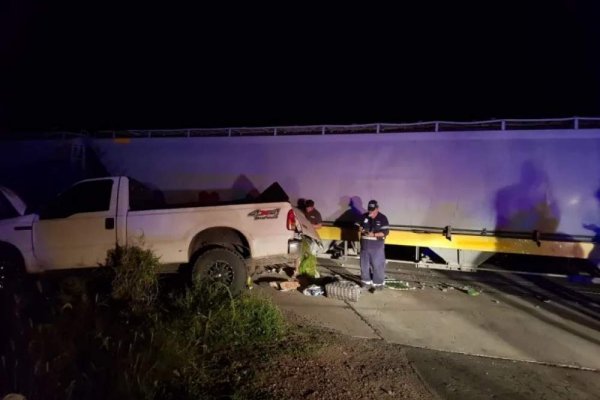 Un tren chocó a una camioneta y hay dos heridos graves cerca de una localidad chaqueña