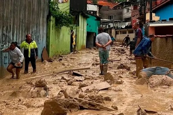 Ya se registran 65 muertos por los derrumbes en la costa de San Pablo