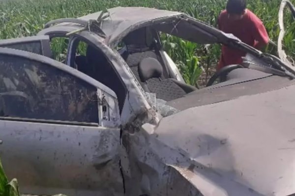 Tres Arroyos: Una familia volcó con su auto, una mujer murió y tres menores resultaron heridos