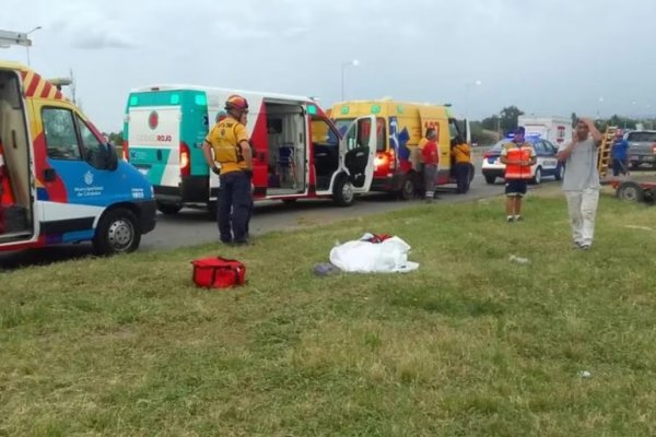 Córdoba: un joven esperaba sentado en la banquina y murió aplastado por una excavadora