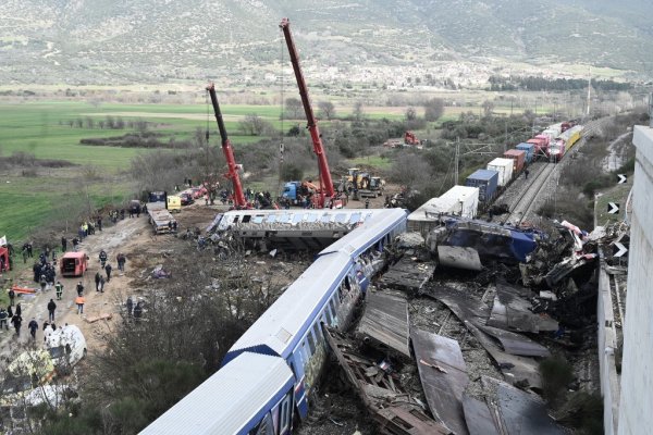 Choque de trenes en Grecia: ascienden a 38 los muertos y detienen al jefe de la estación