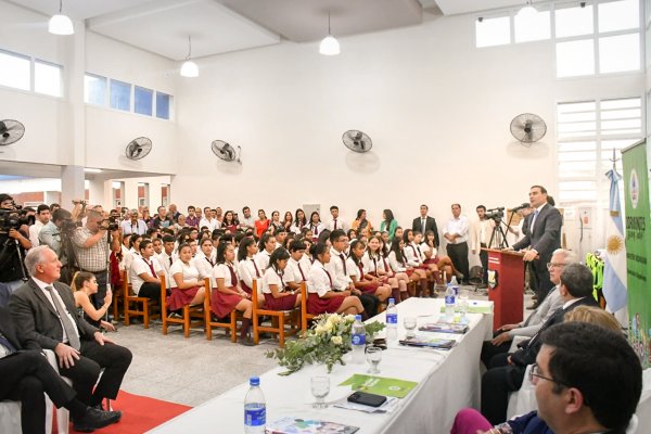El Gobernador inauguró el Ciclo Lectivo en Santa Lucía