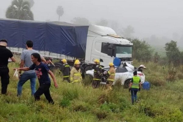 Dos personas oriundas de Resistencia murieron tras el choque de un camión y un auto en Santa Fe