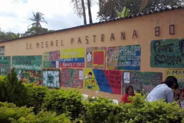 La directora de un colegio armó un reglamento con normas insólitas y les hizo una advertencia a los alumnos