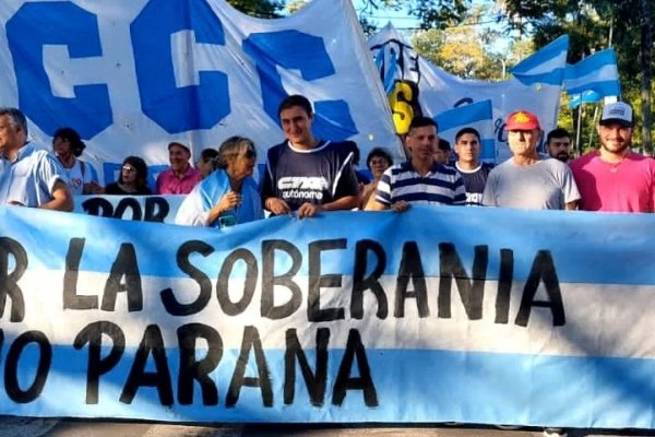 Organizaciones sociales marcharon hacia el puente para pedir la soberanía del Río Paraná