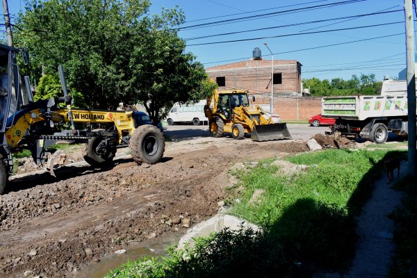 Comenzó la nivelación de calles en el barrio Alta Gracia