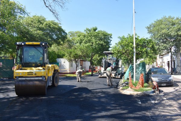 Reasfaltan las calles que circunvalan a la plaza La Cruz