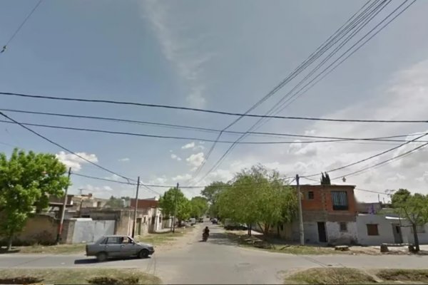 Rosario: acribillaron de nueve disparos a un hombre que estaba sentado en la vereda